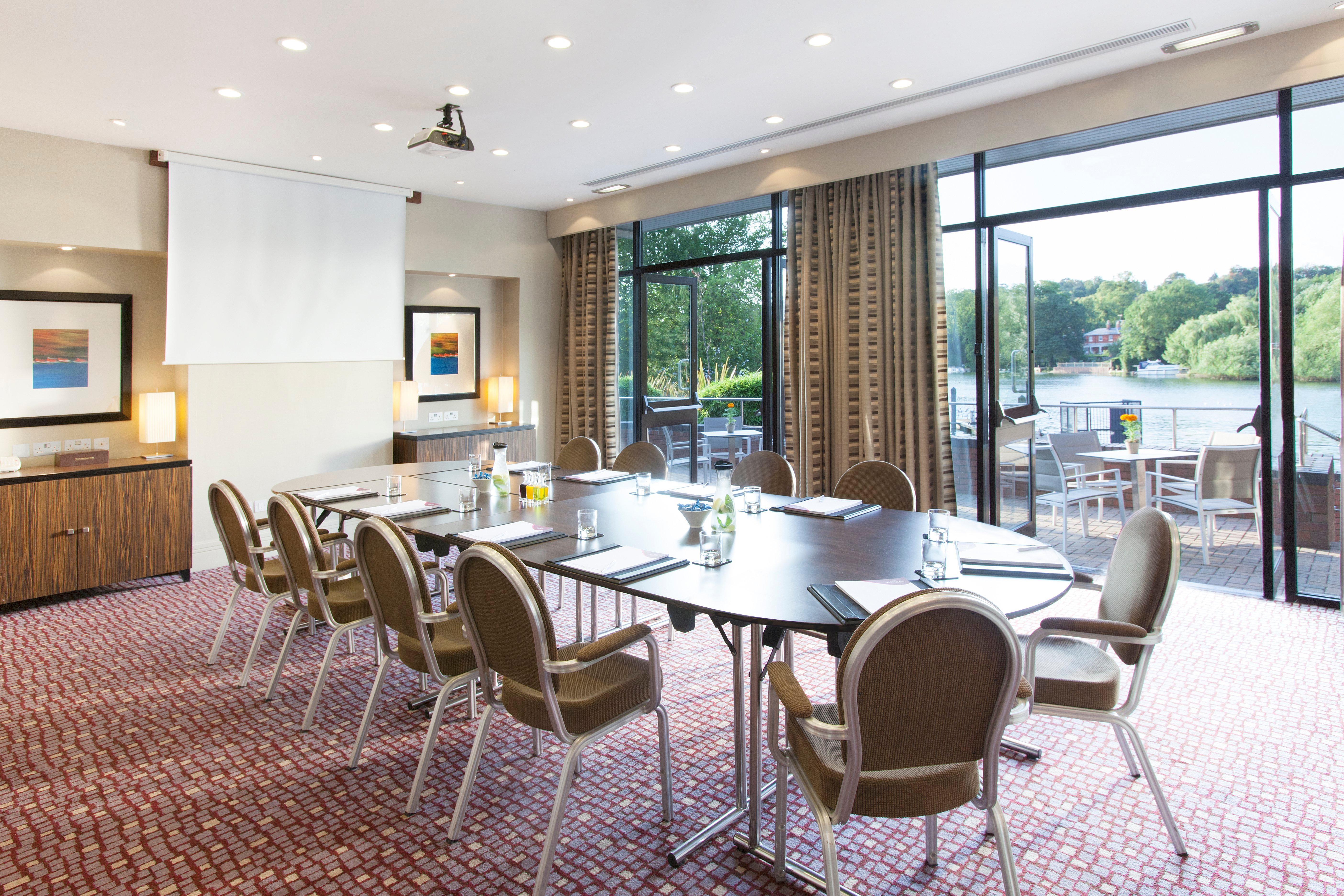 Отель Crowne Plaza Ридинг Экстерьер фото