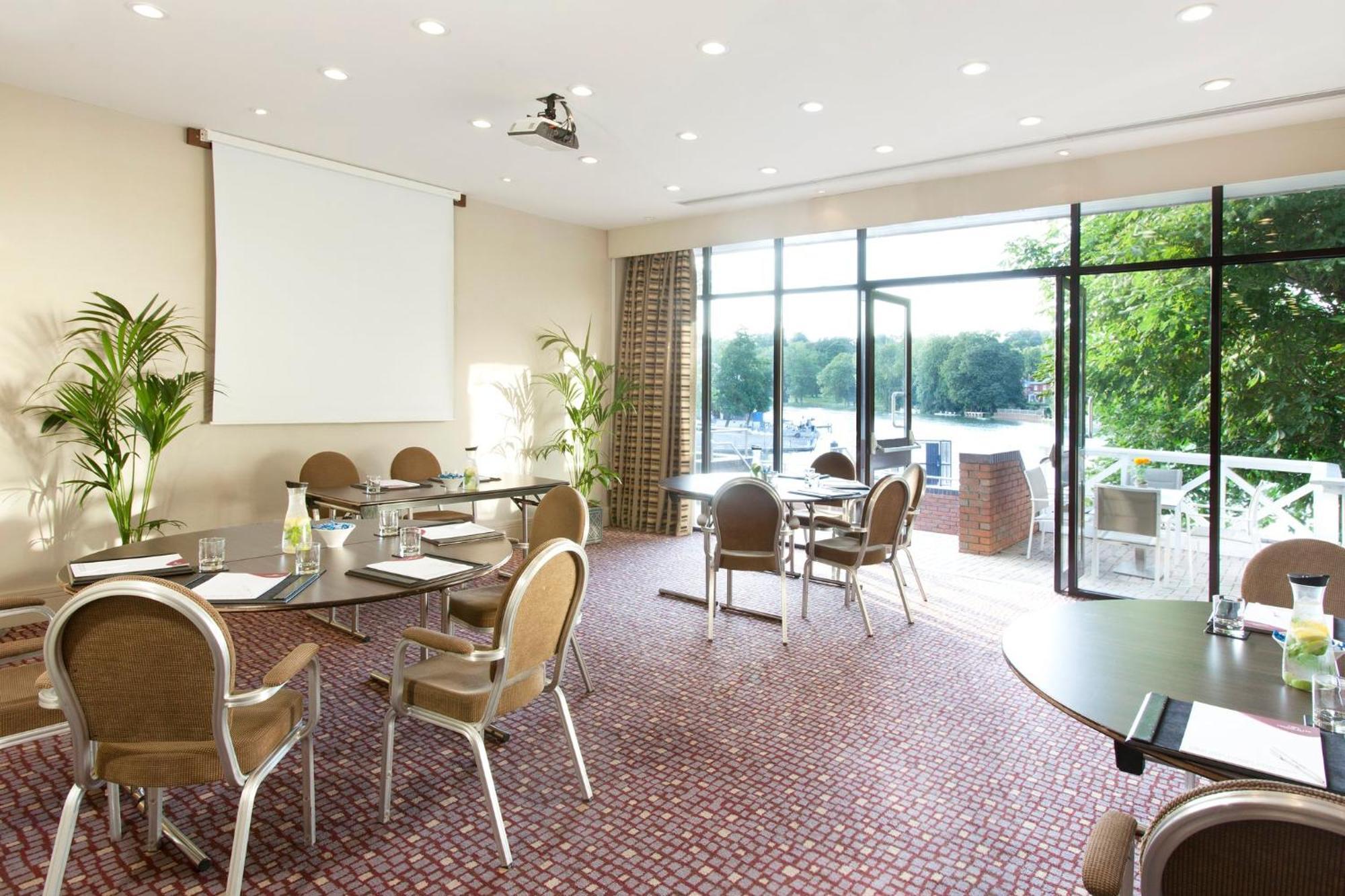 Отель Crowne Plaza Ридинг Экстерьер фото